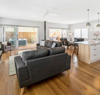 HALE KUPA Rye Beach House Spa Table Tennis - Holiday Cairns