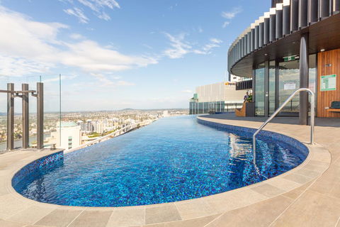 High Life Central With Pool And Car Park - Holiday Cairns 1