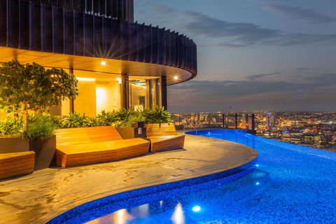 High Life Central With Pool And Car Park - Holiday Cairns 3