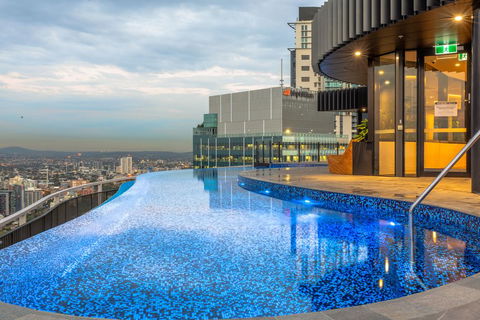 High Life Central With Pool And Car Park - Holiday Cairns 0