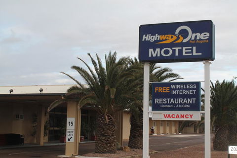 Highway One Motel - Holiday Cairns 3