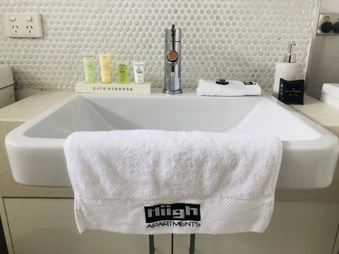 Hiigh Apartments - Holiday Cairns 2