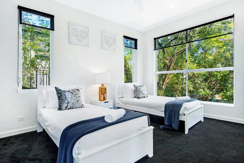 HOLIDAY HOME - 6 BEDROOMS CLOSE TO TOWN - Holiday Cairns 1