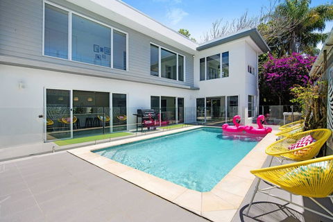 HOLIDAY HOME - 6 BEDROOMS CLOSE TO TOWN - Holiday Cairns 3