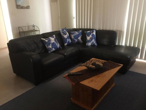 Holiday Home In The Heart Of Anglesea - Holiday Cairns 2