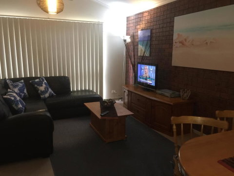 Holiday Home In The Heart Of Anglesea - Holiday Cairns 3