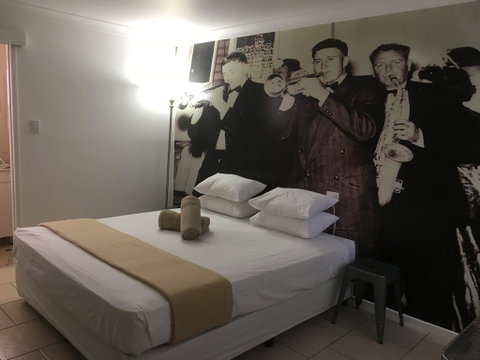 Hotel Corones - Holiday Cairns 1