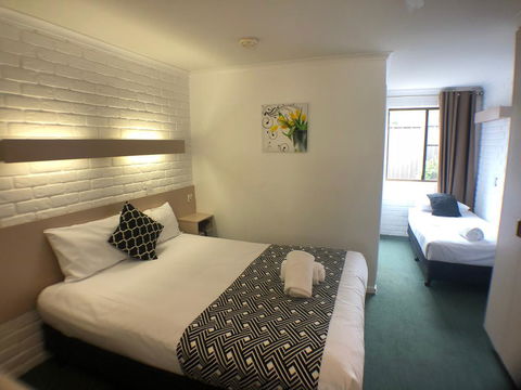 Jacaranda Place Motor Inn - Holiday Cairns 3