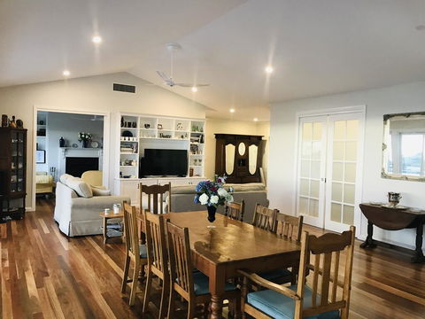 Jetty Splendour Guest Bedroom With Bathroom En-suite B'nB - Holiday Cairns 2