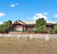 King Retreat Estate - you can honestly walk to Bimbadgen and Hope Estate concerts - Holiday Cairns