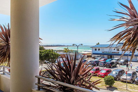 KINGSCLIFF OCEAN FRONT TERRACE 4 - Holiday Cairns 1