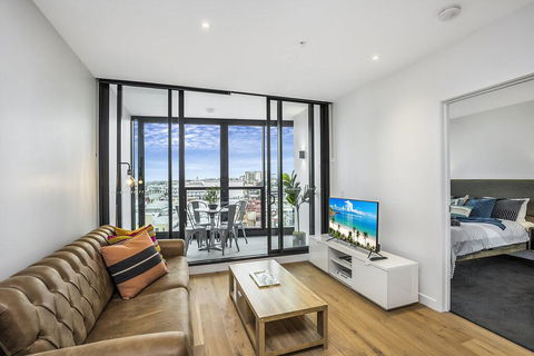 KOZYGURU FORTITUDE VALLEY 2 BED DESIGNER APT + FREE PARKING QFV179-803 - Holiday Cairns 0