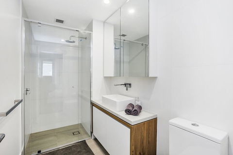 KOZYGURU FORTITUDE VALLEY 2 BED DESIGNER APT + FREE PARKING QFV179-803 - Holiday Cairns 2
