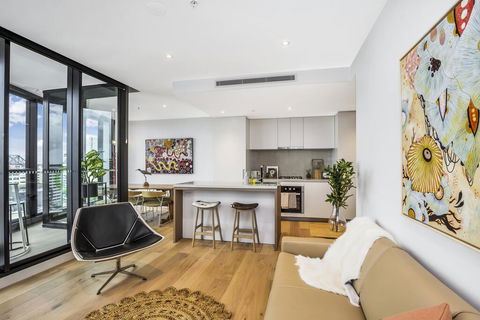 KOZYGURU FORTITUDE VALLEY DESIGNER GRADE 2 BED APT FREE PARKING QFV179-1401 - Holiday Cairns 0
