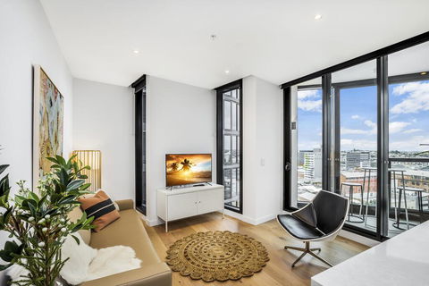 KOZYGURU FORTITUDE VALLEY DESIGNER GRADE 2 BED APT FREE PARKING QFV179-1401 - Holiday Cairns 3