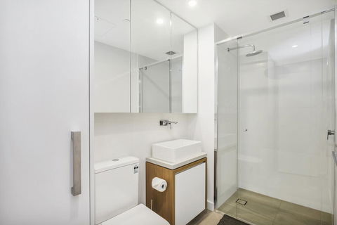 KOZYGURU FORTITUDE VALLEY DESIGNER GRADE 2 BED APT FREE PARKING QFV179-1401 - Holiday Cairns 1