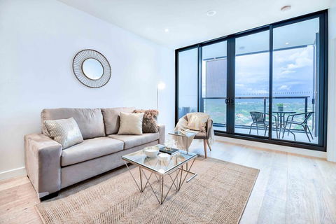 KOZYGURU FORTITUDE VALLEY HIGH LEVEL 2 BED APT + FREE PARKING QFV179-2612 - Holiday Cairns 0