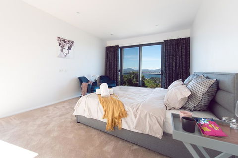 La Vie Luxury Bay View - Holiday Cairns 0