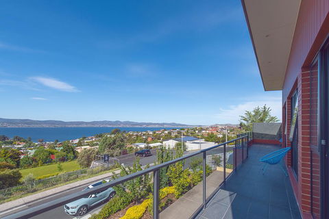 La Vie Luxury Bay View - Holiday Cairns 1