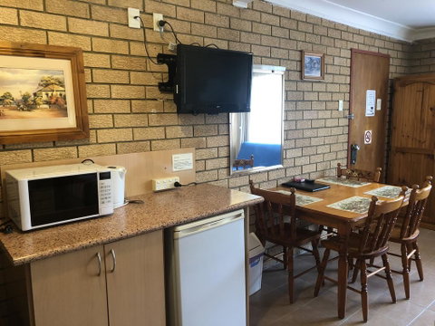 Lake Front Motel - Holiday Cairns 3