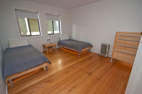 Lake Tyres Beach House - Holiday Cairns 3