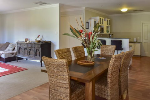 Lake Tyrrell Accommodation LTA - Holiday Cairns 1