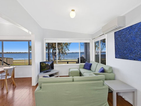 Lakes Edge Cottage - Holiday Cairns 0
