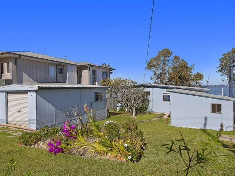 Lakes Edge Cottage - Holiday Cairns 2