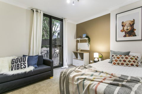 Large Unit Amid Inner-city Greenery Close To CBD - Holiday Cairns 3