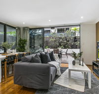 Large unit amid inner-city greenery close to CBD - Holiday Cairns