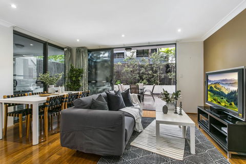 Large Unit Amid Inner-city Greenery Close To CBD - Holiday Cairns 0