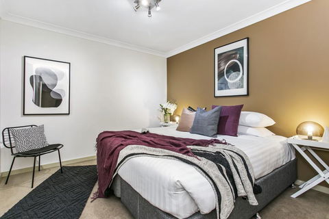 Large Unit Amid Inner-city Greenery Close To CBD - Holiday Cairns 1