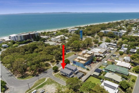 LAVISH BEACH HOUSE ON THE SURF SIDE! - Holiday Cairns 0