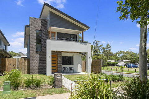 LAVISH BEACH HOUSE ON THE SURF SIDE! - Holiday Cairns 1