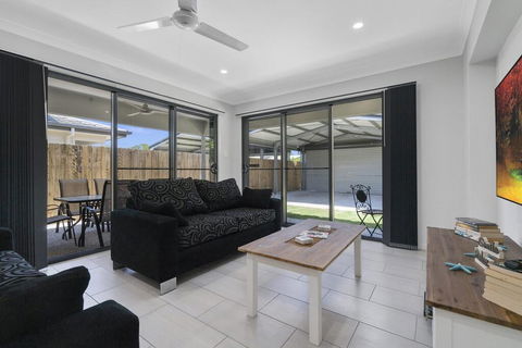 LAVISH BEACH HOUSE ON THE SURF SIDE! - Holiday Cairns 2