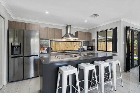 LAVISH BEACH HOUSE ON THE SURF SIDE! - Holiday Cairns 3