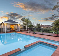 Lavish Lakefront Pool House - Holiday Cairns