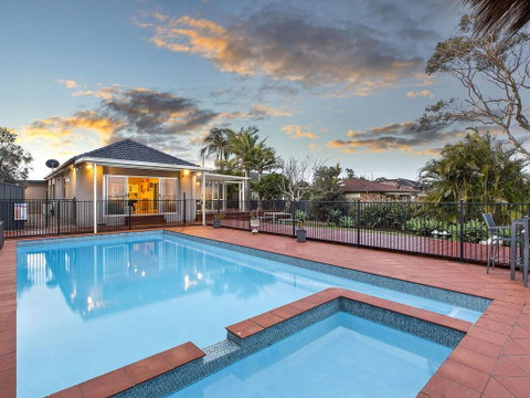 Lavish Lakefront Pool House - Holiday Cairns 0