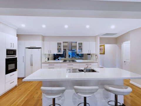 Lavish Lakefront Pool House - Holiday Cairns 3