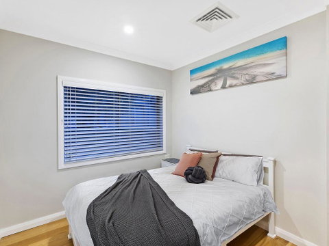Lavish Lakefront Pool House - Holiday Cairns 2