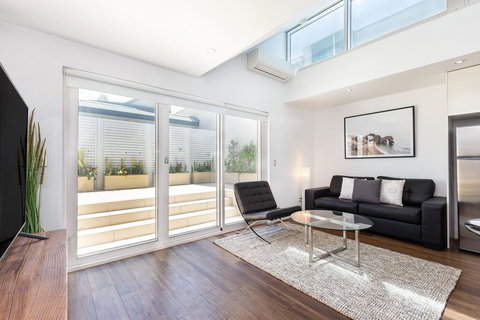 Leichhardt Self-Contained Modern One-Bedroom Apartment (9NOR) - Holiday Cairns 0