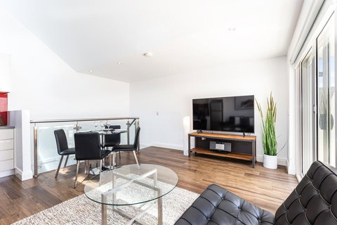Leichhardt Self-Contained Modern One-Bedroom Apartment (9NOR) - Holiday Cairns 1
