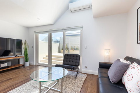 Leichhardt Self-Contained Modern One-Bedroom Apartment (9NOR) - Holiday Cairns 2