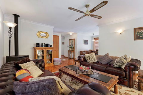 Leura Bungalow - Holiday Cairns 0