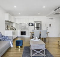 Luxe Beach Holiday Unit With Parking Pool and Gym - Holiday Cairns