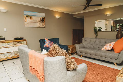 Luxury 3 BDR Apartment Near Beautiful Esplanade - Holiday Cairns 3