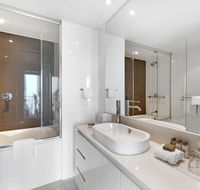 Luxury Hotel with Ocean View in Surfers Paradise - Holiday Cairns