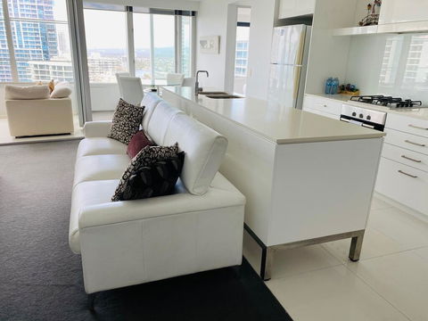 Luxury Large One Bedroom Surfers Paradise - Holiday Cairns 3