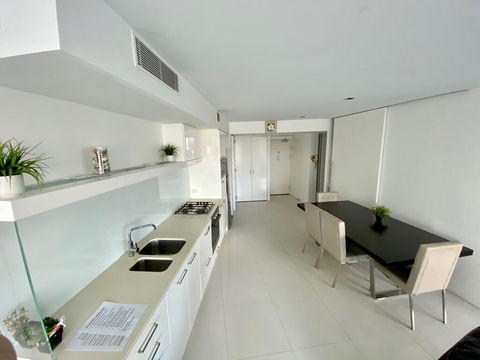 Luxury Large One Bedroom Surfers Paradise - Holiday Cairns 1