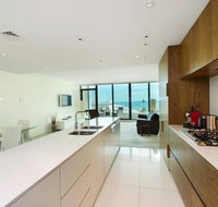 Luxury Opposite The Beach - Holiday Cairns